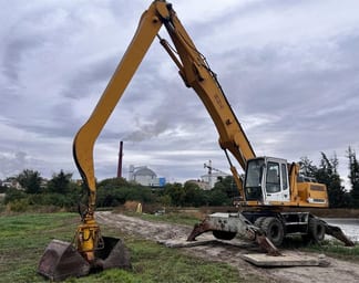 2003 Liebherr 934 Material Handler