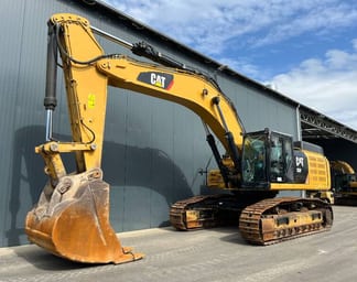 2017 Caterpillar 352F Crawler Excavator