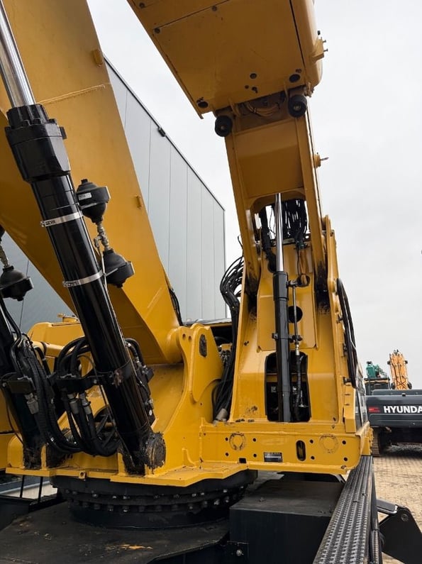 2008 Caterpillar 325D Material Handler