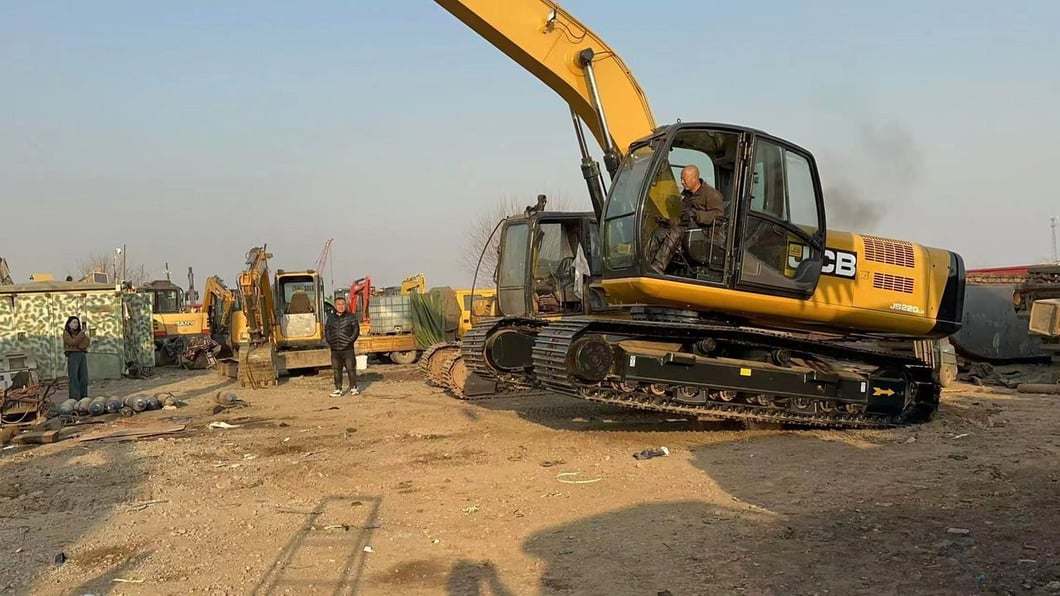 2019 JCB JS220LC Crawler Excavator