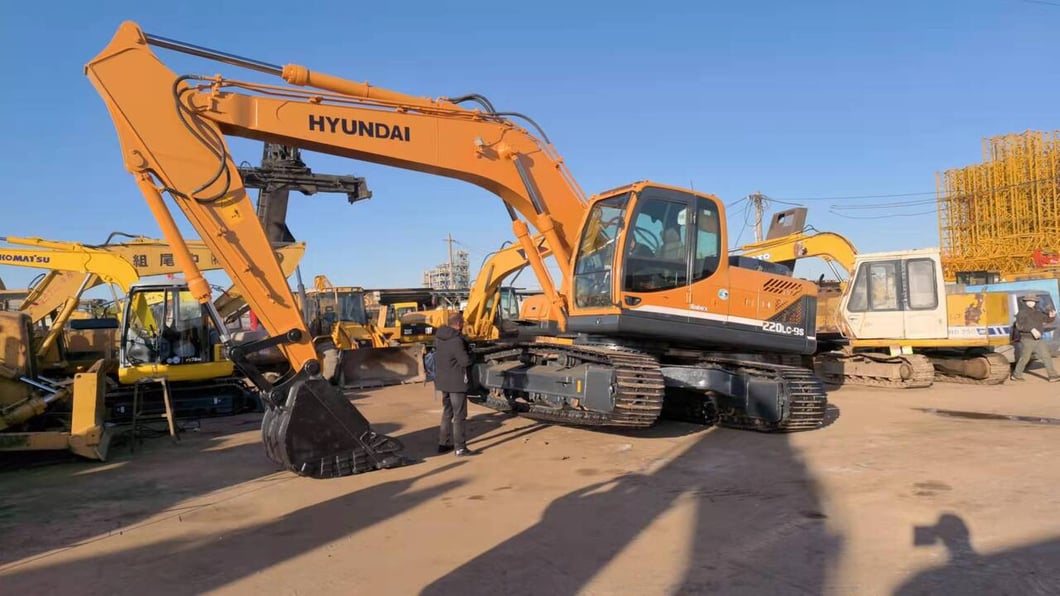 2016 Hyundai R220LC-9S Crawler Excavator