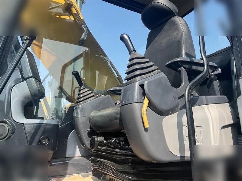 2016 Caterpillar 320D2 Crawler Excavator