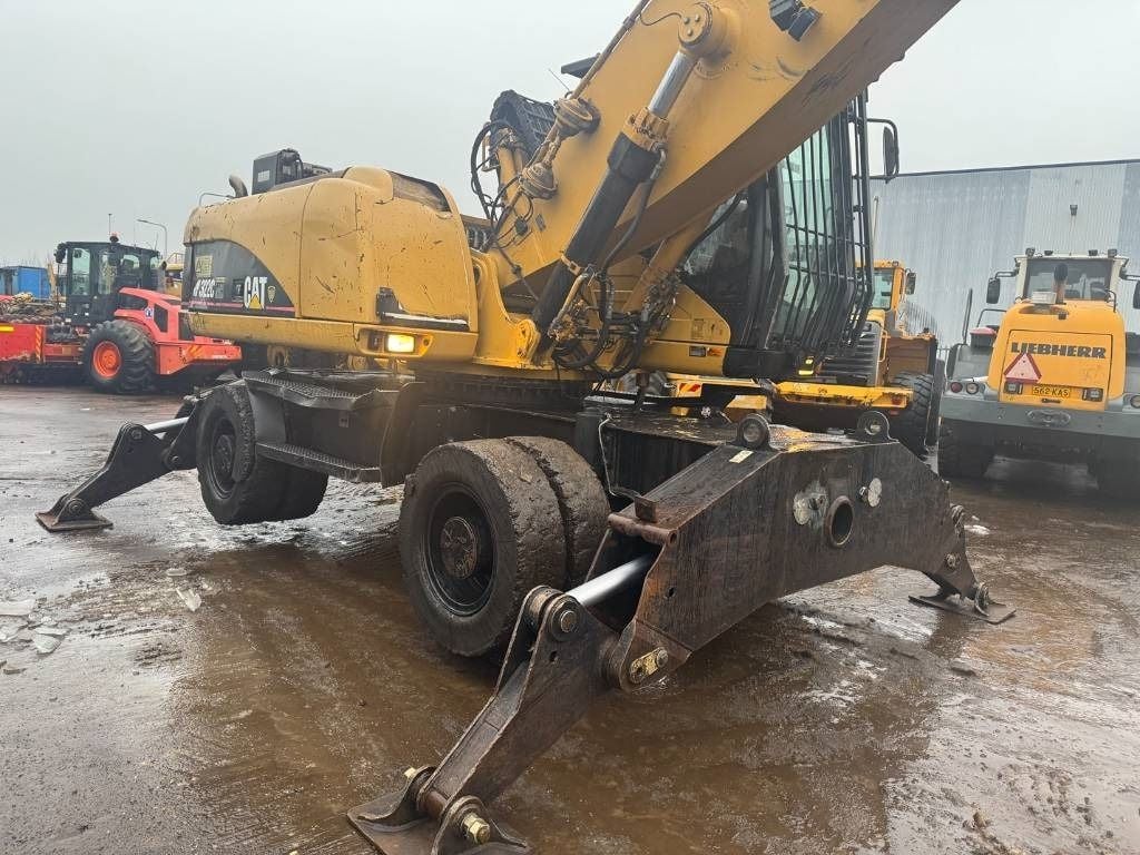 2005 Caterpillar M322C Material Handler