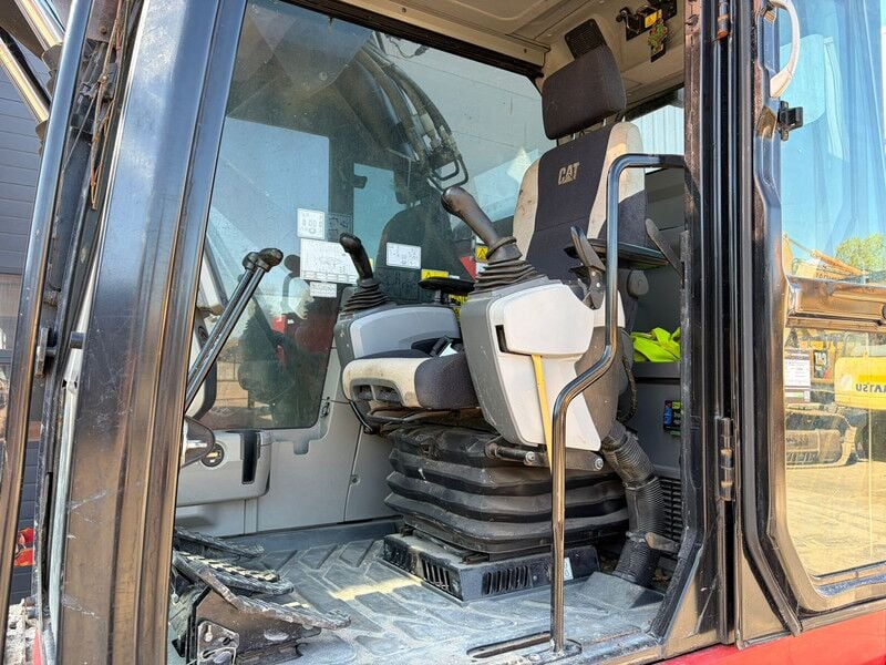 2018 Caterpillar 325FL Crawler Excavator