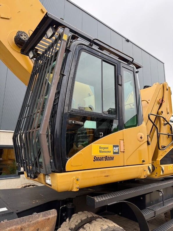 2008 Caterpillar 325D Material Handler