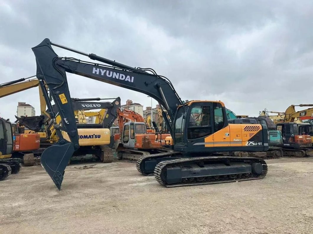 Hyundai 225 Crawler Excavator