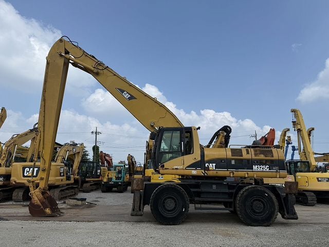 2005 Caterpillar M325C Material Handler