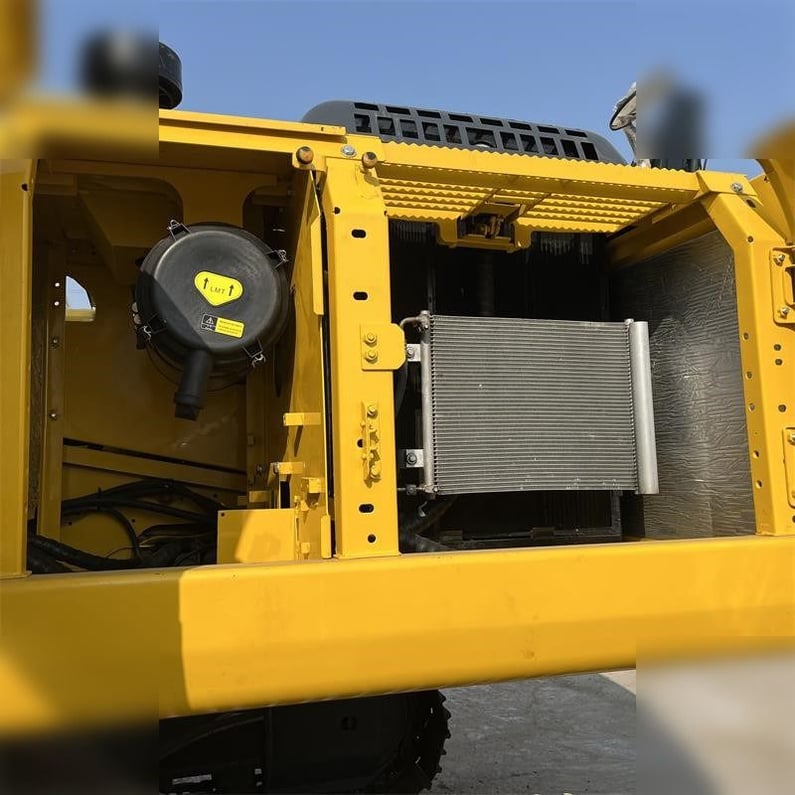 2022 Komatsu PC220-8 Crawler Excavator