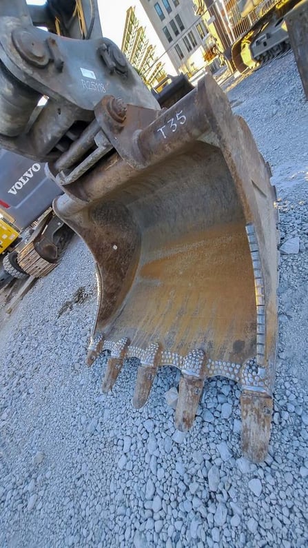 2015 Volvo EC220E Crawler Excavator
