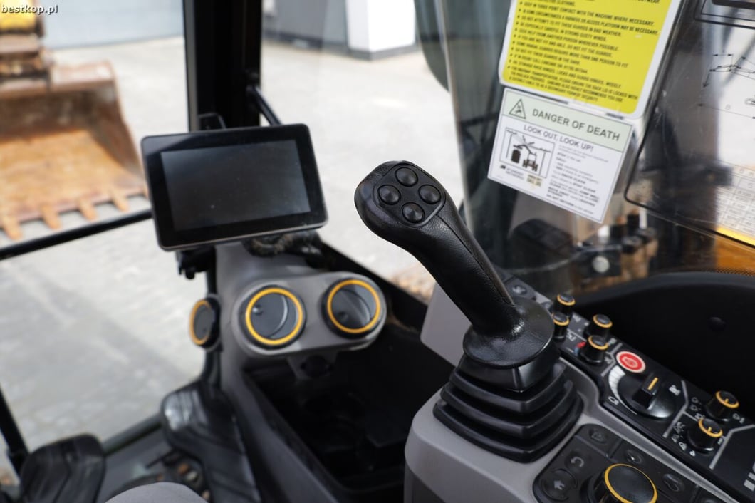 2022 JCB 220X Crawler Excavator