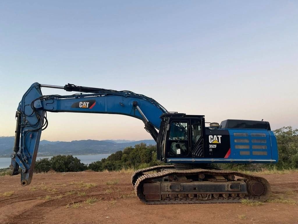 2018 Caterpillar 352F Crawler Excavator