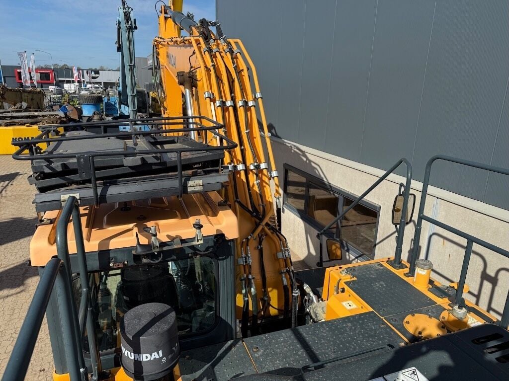 2020 Hyundai HX220L Crawler Excavator