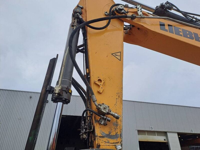 2018 Liebherr R946 Crawler Excavator