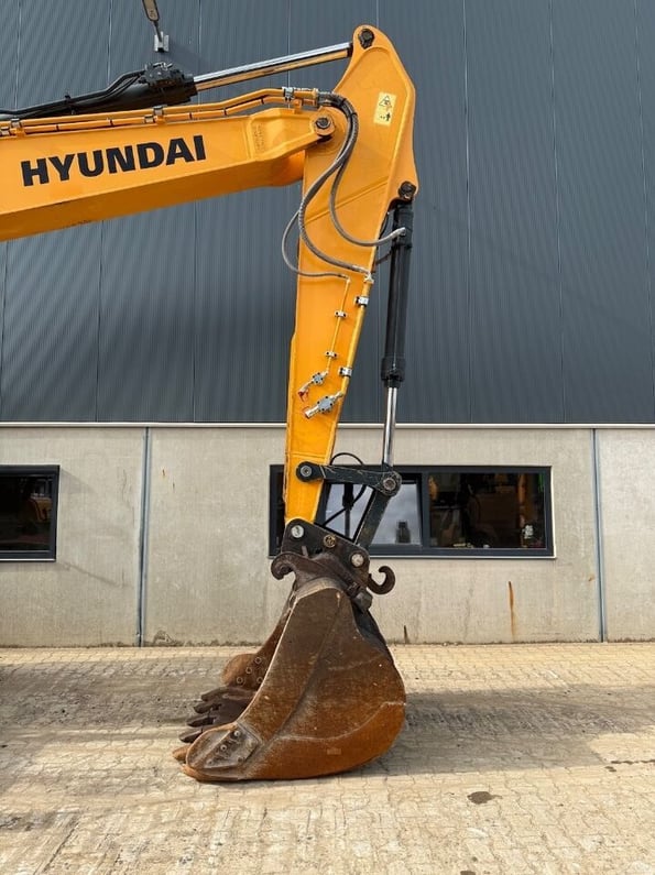 2019 Hyundai HX220L Crawler Excavator