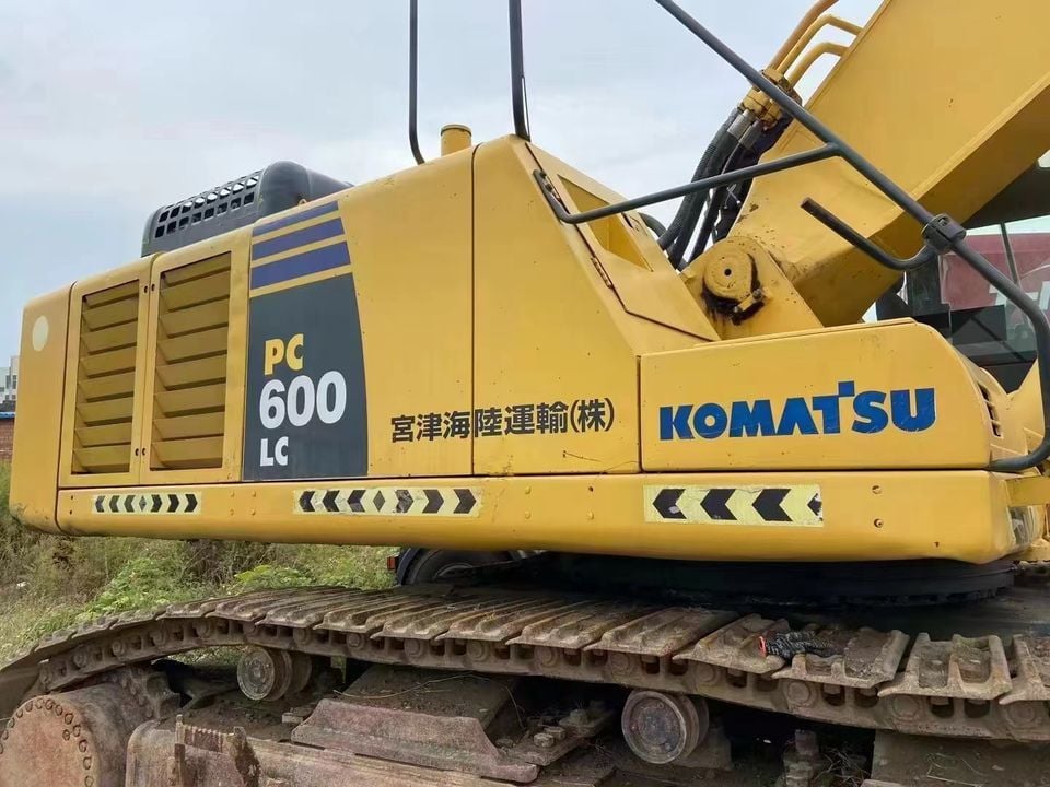 Komatsu PC600 LC-8 Crawler Excavator