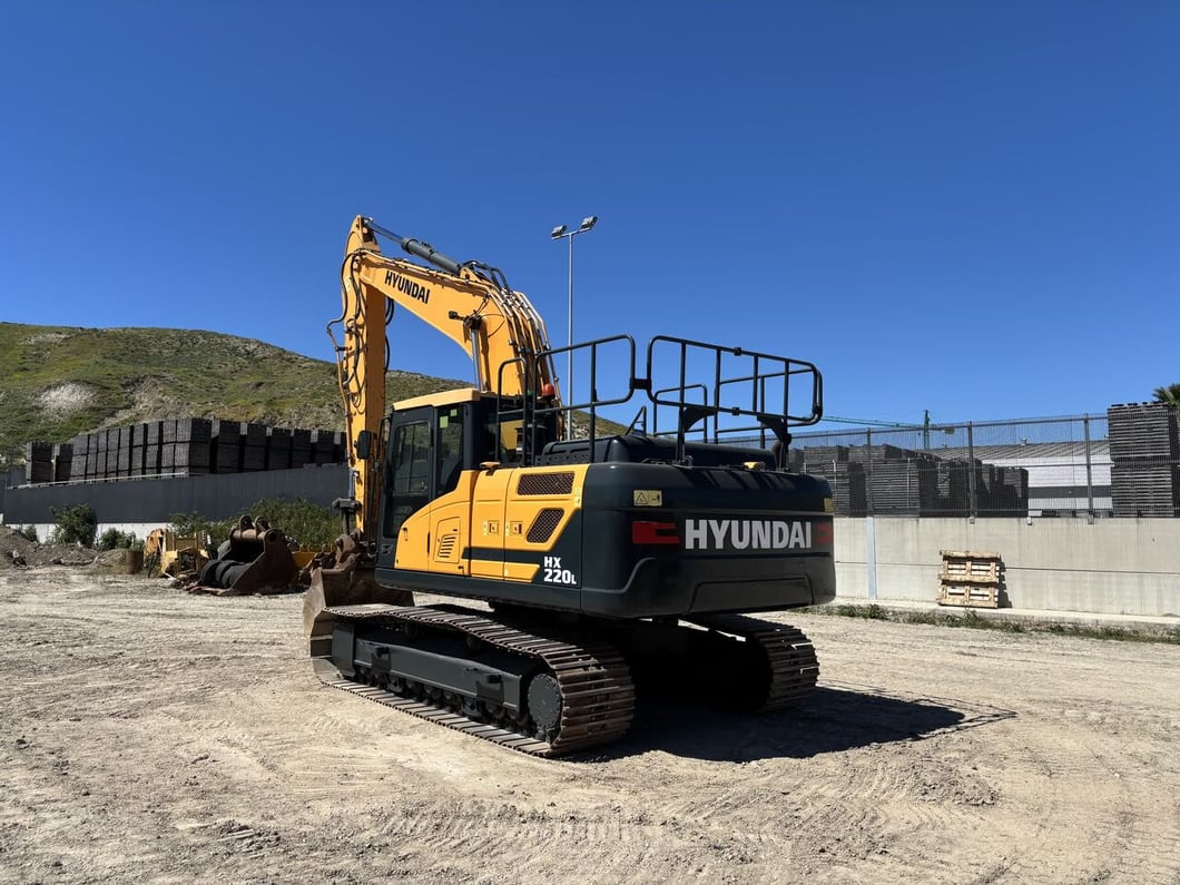 2019 Hyundai HX220L Crawler Excavator