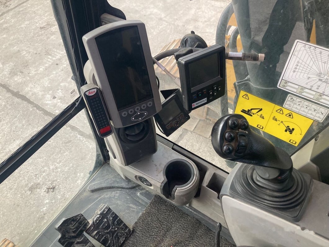2018 Caterpillar 325FL Crawler Excavator