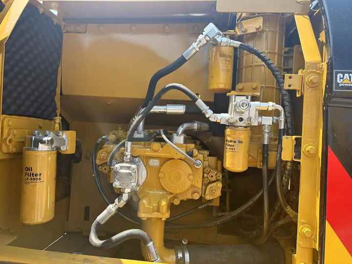 2016 Caterpillar 320D2 Crawler Excavator