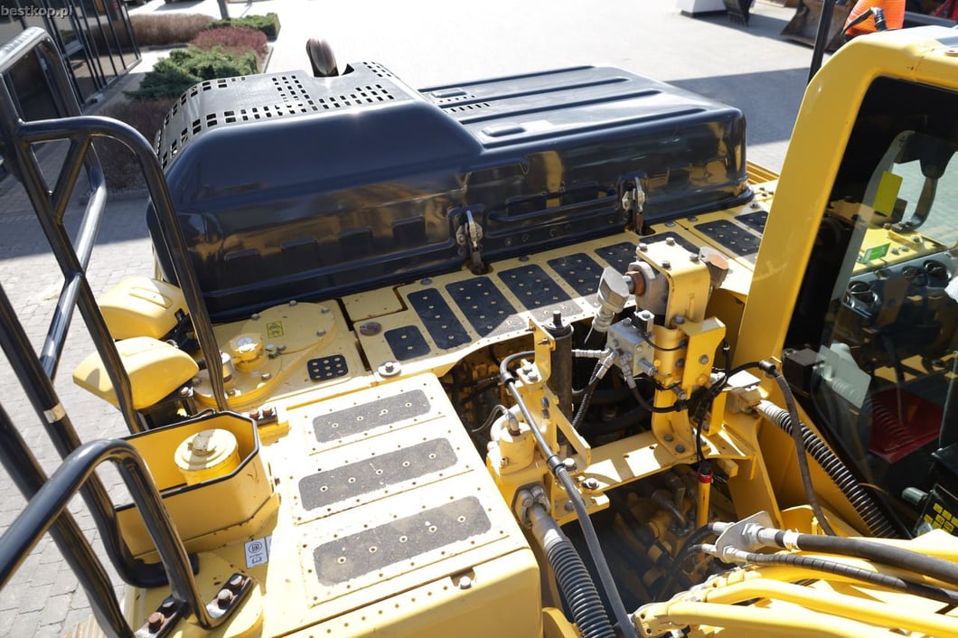 2018 Komatsu PC210LC-11 Crawler Excavator