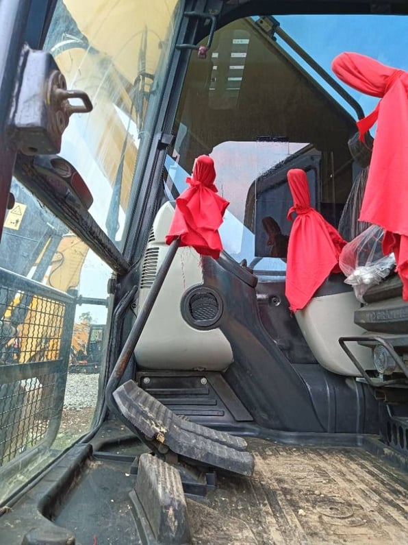 2021 Komatsu PC220-8 Crawler Excavator