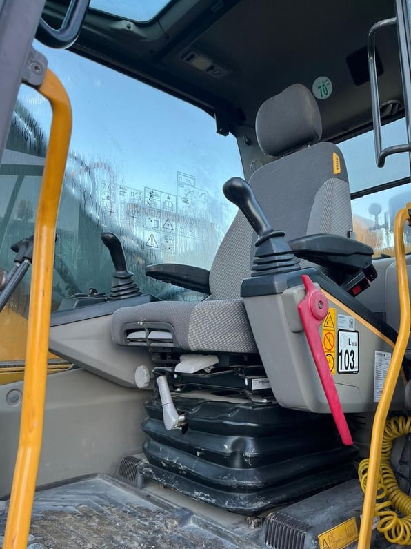 2015 Volvo EC220E Crawler Excavator
