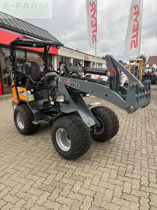 New Giant G2500 HD Mini Excavator