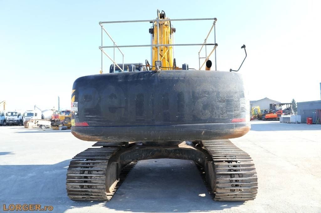 2014 JCB JS290LC Crawler Excavator
