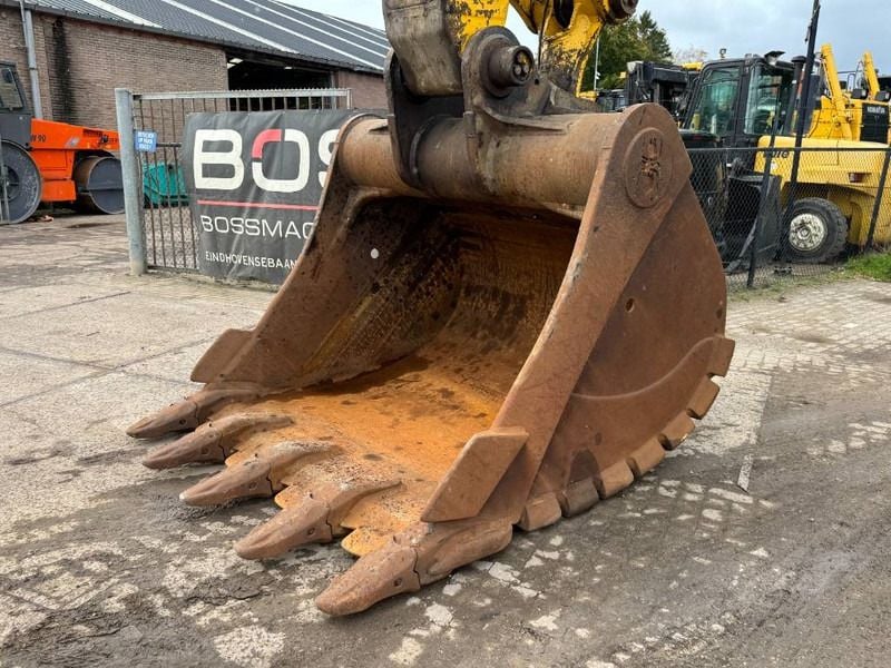 2015 Komatsu PC700LC-8EO Crawler Excavator