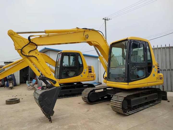 Escavatore cingolato Komatsu 60 del 2023