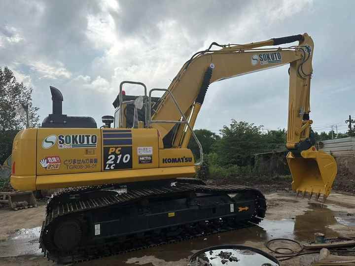 2022 Komatsu PC210-8 Crawler Excavator