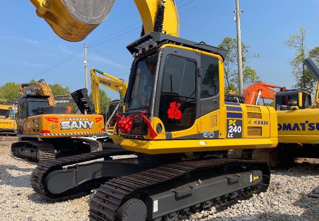 2022 Komatsu PC240-8 Crawler Excavator