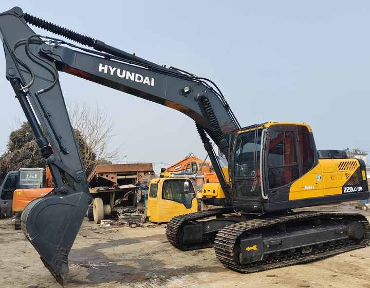 2016 Hyundai R220LC-9S Crawler Excavator