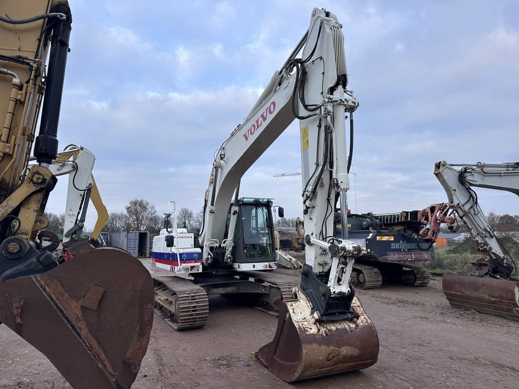 2013 Volvo EC220DL Crawler Excavator