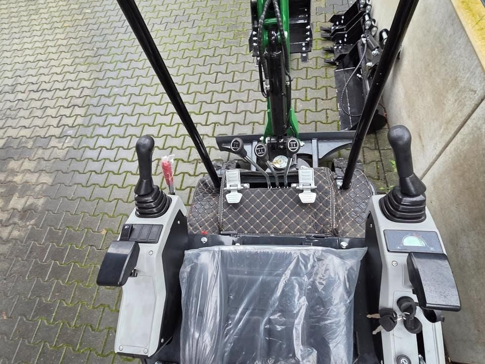 Mini Excavator Black Friday Minibagger 1,4T Schnellwechsler 18,5 KW Löffelpaket