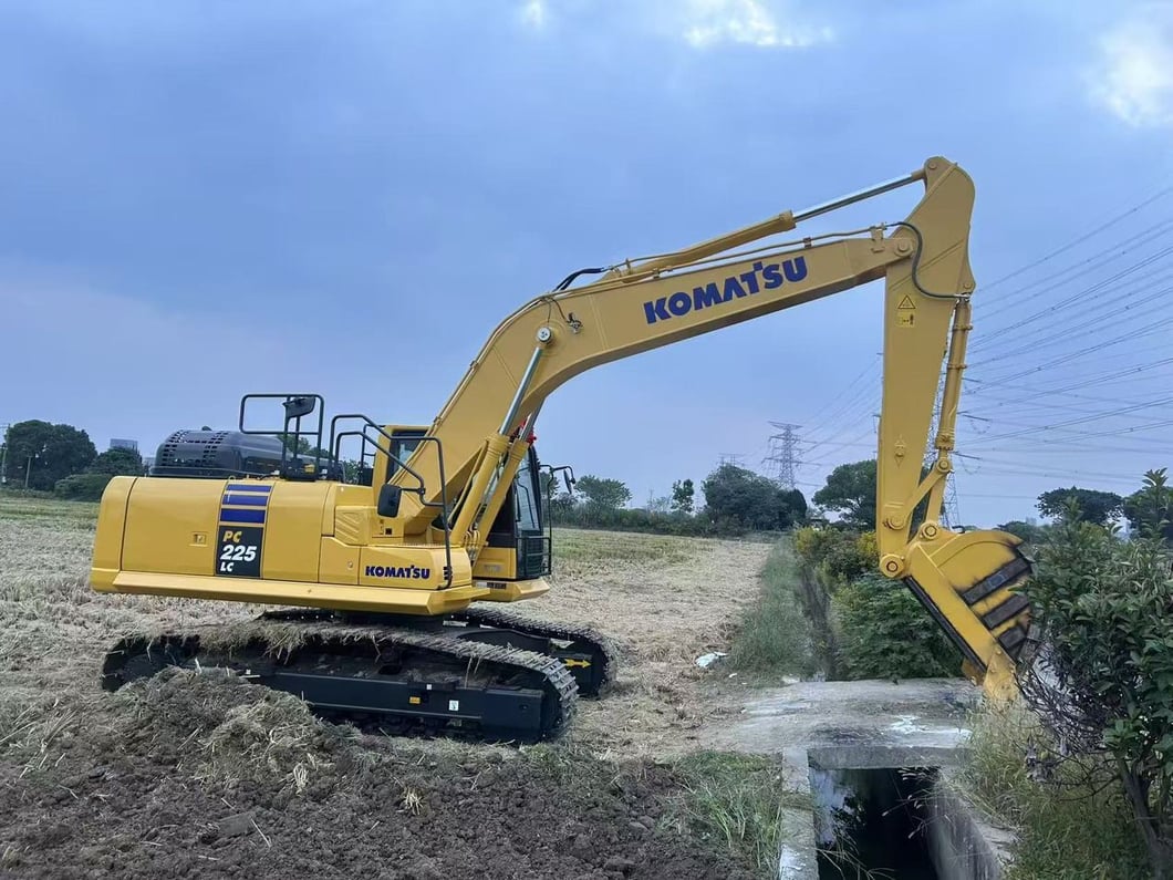 2025 Komatsu PC225LC-11MO Crawler Excavator