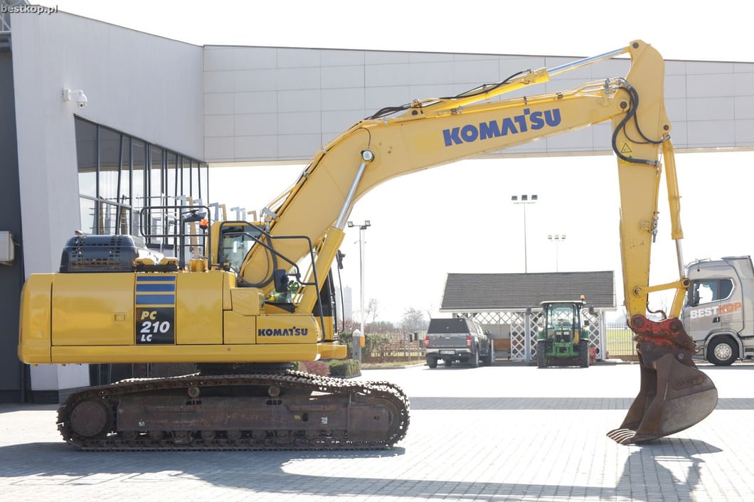 2018 Komatsu PC210LC-11 Crawler Excavator