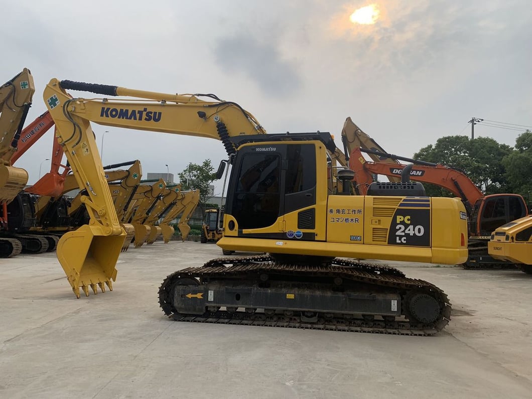 2022 Komatsu PC220 Crawler Excavator