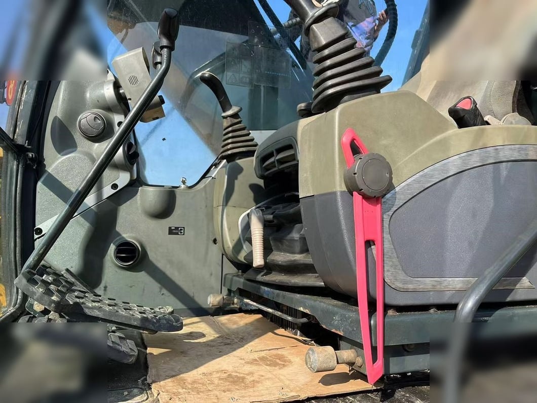 2022 Hyundai R220LC-9S Crawler Excavator