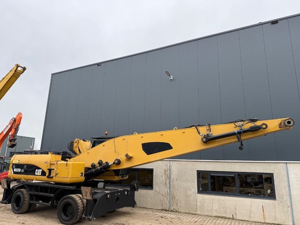 2008 Caterpillar 325D Material Handler