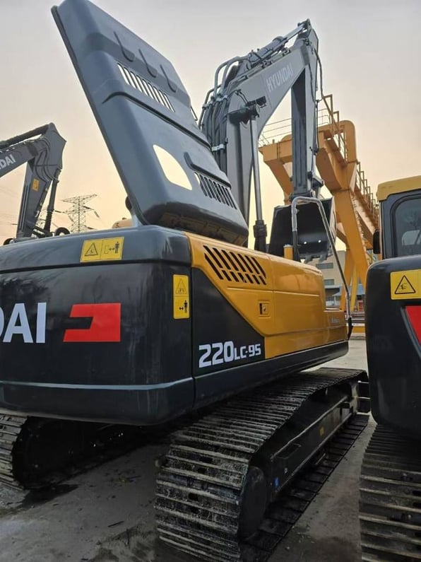 2025 Hyundai 220 Crawler Excavator
