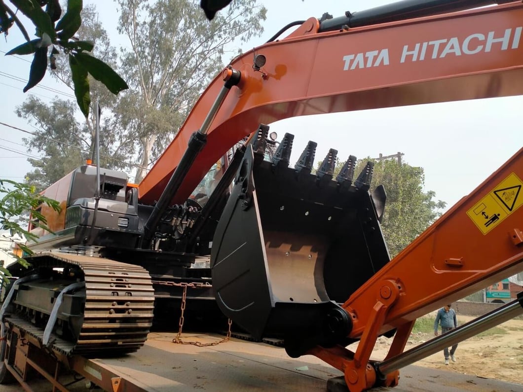 2025 Hitachi ZX220 LC Crawler Excavator
