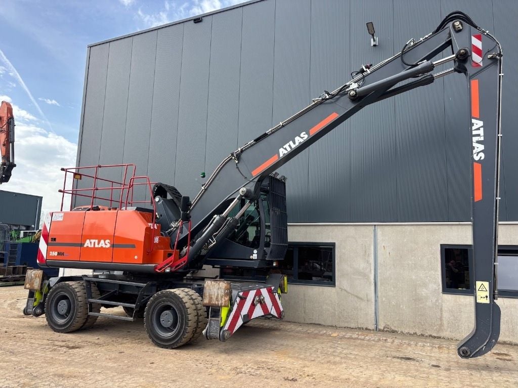 2020 Atlas 250MH Material Handler