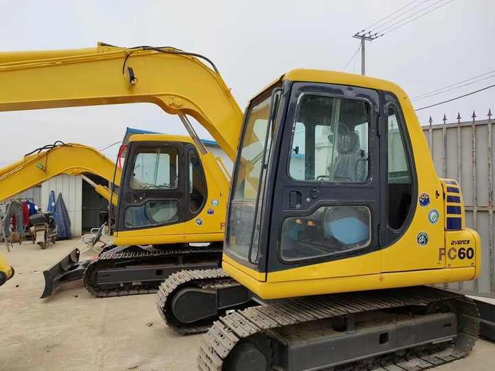 Escavatore cingolato Komatsu 60 del 2023