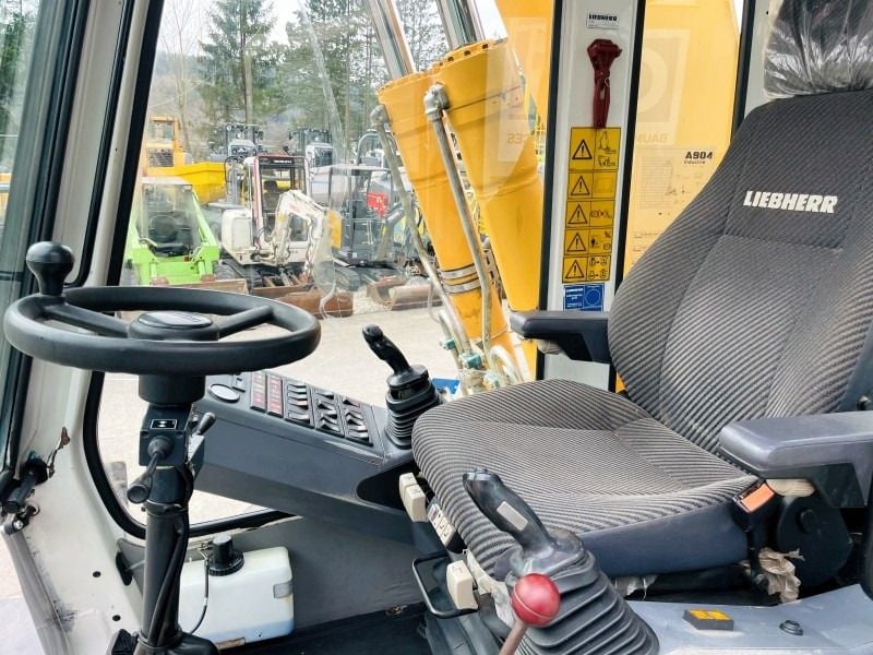 2003 Liebherr A904 Material Handler