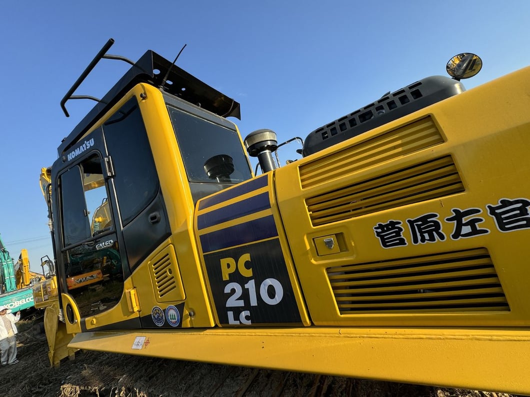 2022 Komatsu PC210-8 Crawler Excavator