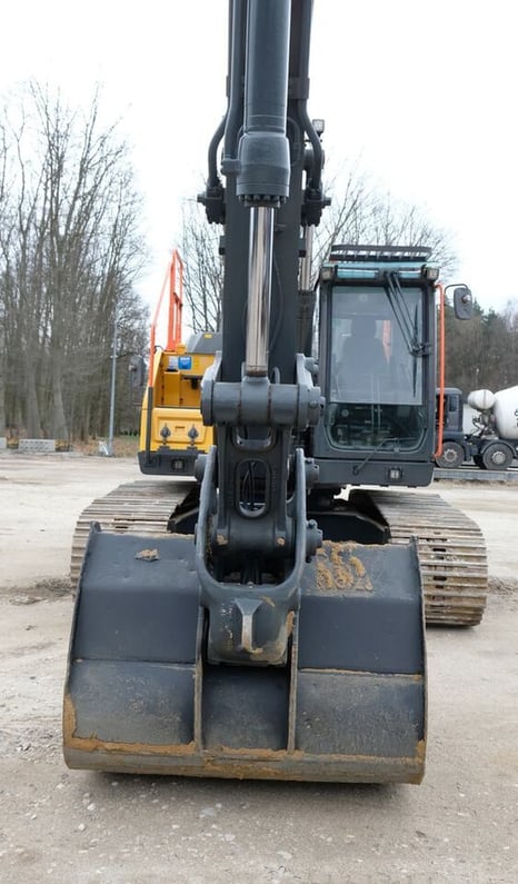 2020 Volvo EC220E Crawler Excavator