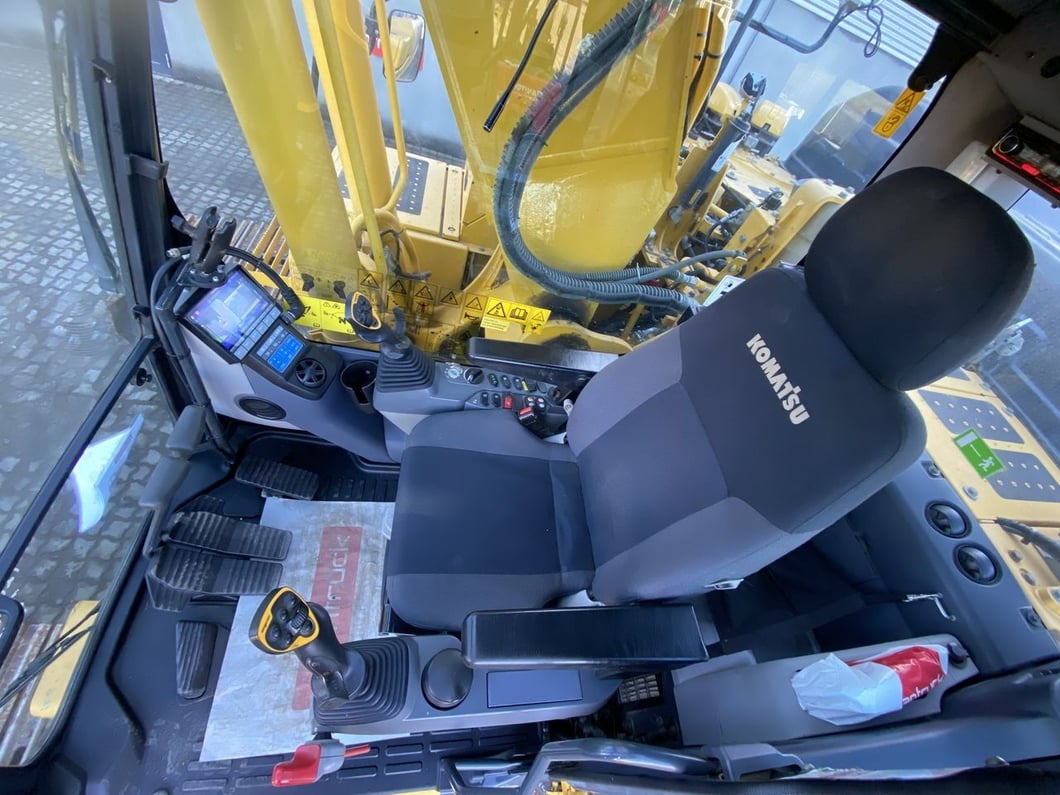 2018 Komatsu PC240LC-11 Crawler Excavator