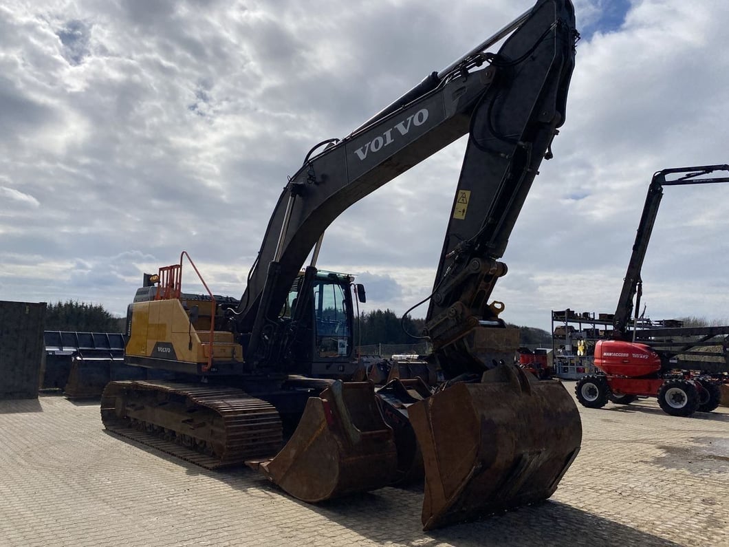 2016 Volvo EC300EL Crawler Excavator