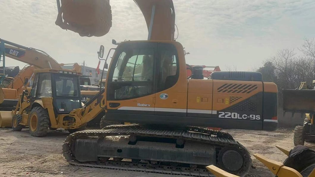 2016 Hyundai R220LC-9S Crawler Excavator