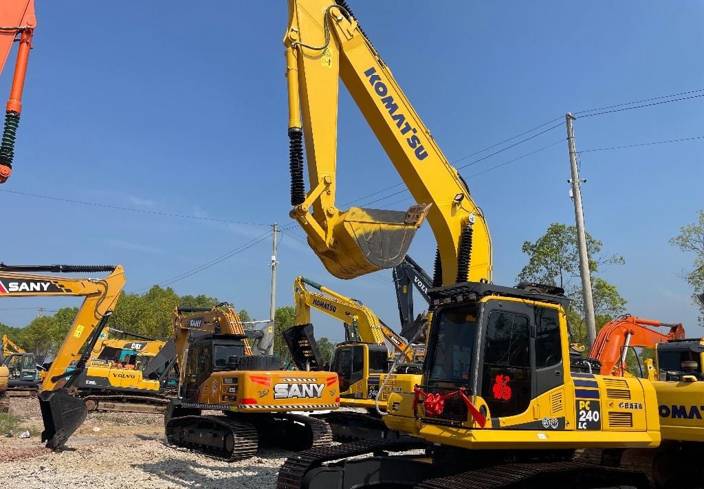 2022 Komatsu PC240-8 Crawler Excavator